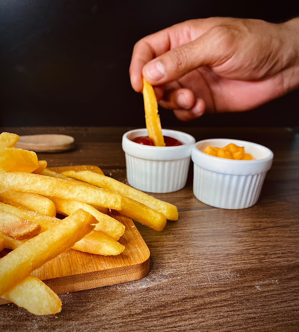 Batatas fritas e molhos em foto publicada pela Jeka Burguer