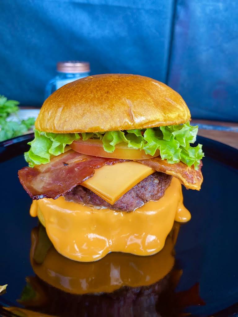 Hambúrguer da Jeka com queijo e salada, em foto publicada pela própria hamburgueria