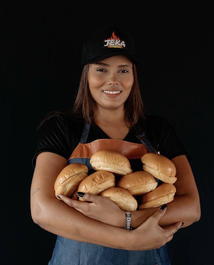 Foto institucional publicada pela Jeka Burguer, com integrante da equipe segurando pães